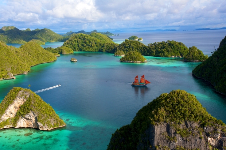 tiger-blue-anchored-at-pulau-wayag-raja-ampat-indonesia-ampersand-travel-v2